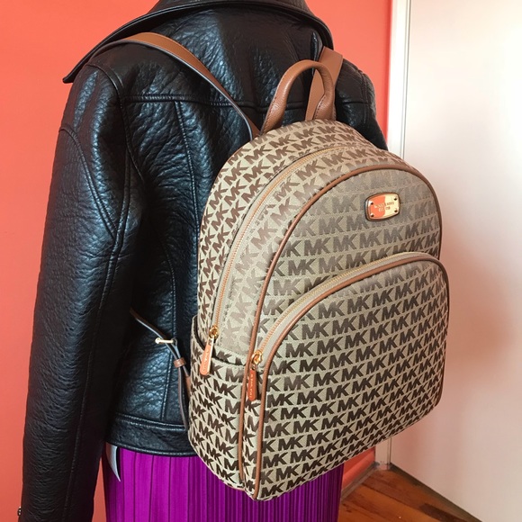 Michael Kors MK Signature Large Backpack Abbey NWT - Picture 8 of 8